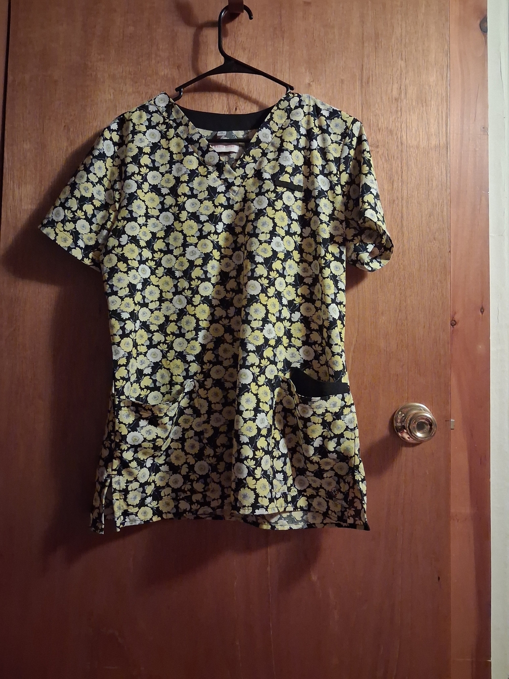 White Cross Women’s Short Sleeve Floral SCRUB Top in Yellow and Black NWOT